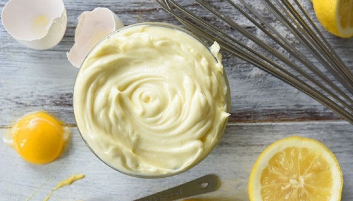 Краставичено-ябълковата маска обогатява ноктите с витамини, а маската с майонеза ги подхранва Краставичено-ябълковата маска обогатява ноктите с витамини, а маската с майонеза ги подхранва