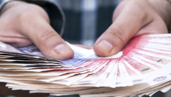 Банкнотата има златист оттенък, а върху нея са изобразени деликатните ръце на диригент