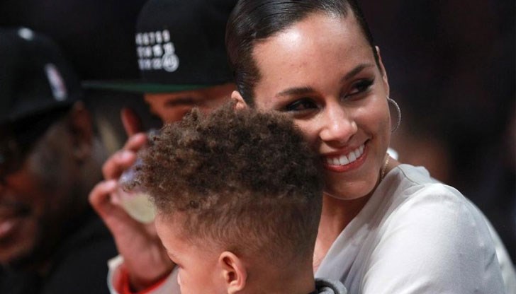 Певицата Алиша Кийс е кръстила сина си Иджипт