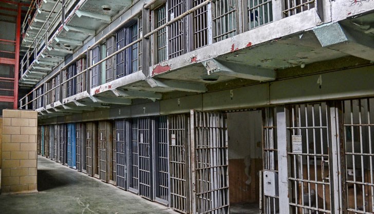 Затворниците нападнали надзирателите с оръжие