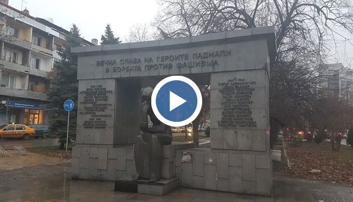 Паметникът видимо се е килнал на една страна