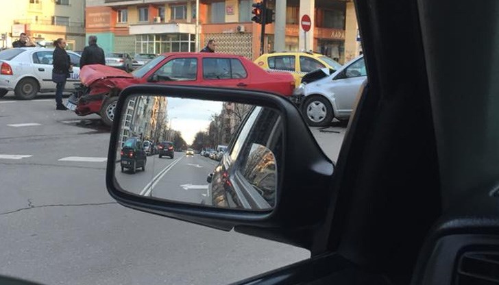 По първоначална информация са се ударили два леки автомобила