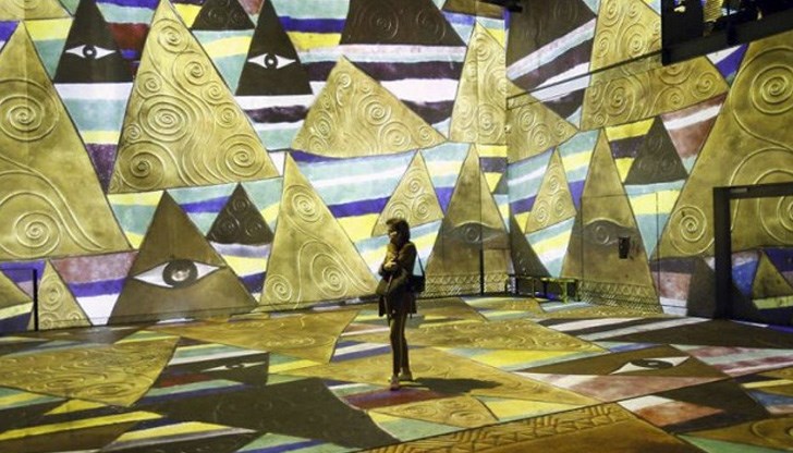 Огромните проекции на картини създават ефект на „потапяне“ Огромните проекции на картини създават ефект на „потапяне“