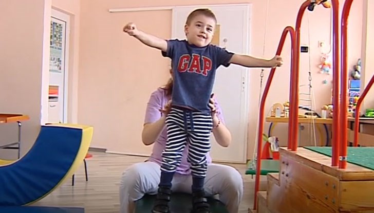 Майката с 3 деца пътува постоянно между Англия и България, вижте защо Майката с 3 деца пътува постоянно между Англия и България, вижте защо