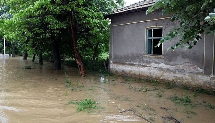 Пожарникари от Русе извършиха аварийноспасителни дейности Пожарникари от Русе извършиха аварийноспасителни дейности