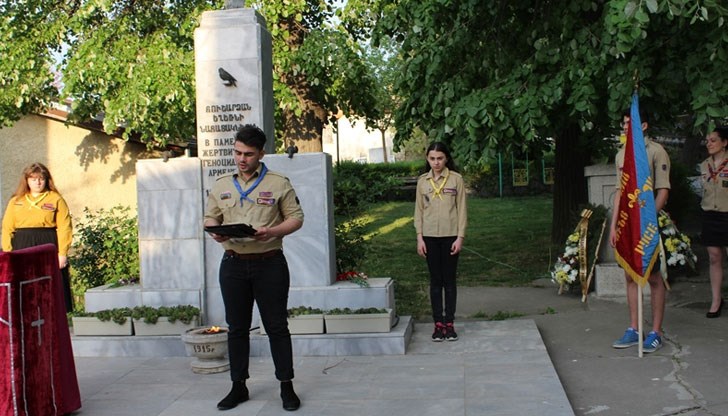 Паметта на загиналите беше почетена с едноминутно мълчание в двора на арменската църква „Света Богородица“