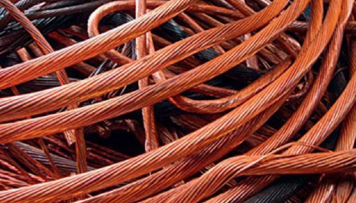 Апашите отворили няколко шахти, собственост на телекомуникационна компания Апашите отворили няколко шахти, собственост на телекомуникационна компания