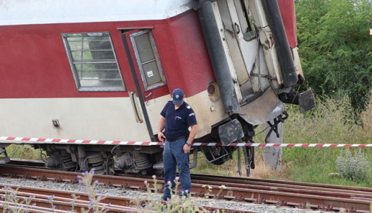 При навлизане в гарата, локомотивът е излязъл от релсите и е препречил пътя за Бургас през Карлово