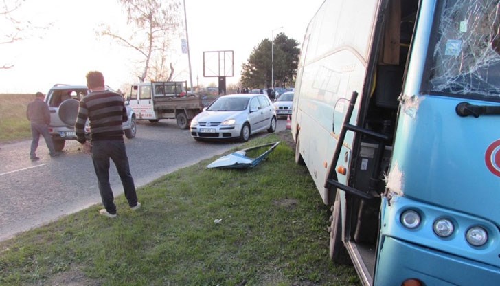 Тийнейджърите пътували към Шумен, когато бусът на техния отбор бил ударен от лек автомобил