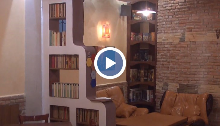 В кафе-клуба има над 150 игри, които ще задоволят интереса на всички посетители