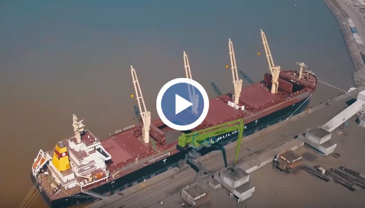 Гигантската машина акостира на пристанище Бургас
