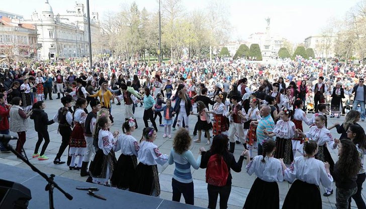 Много музика и танци, а за "десерт" бе теглена томбола с над 100 награди