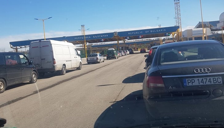 Гражданите се оплакват, че служителите на граничния пункт са много бавни