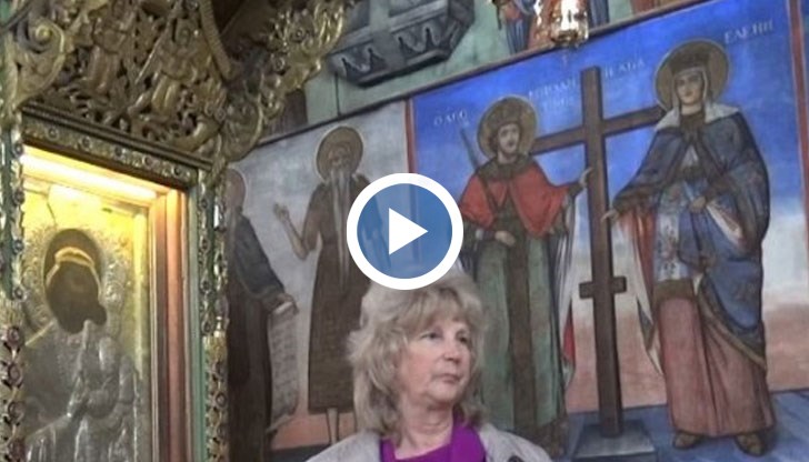 Хора от цялата страна се докосват до иконата с надежда за изцеление и сбъдване на желание