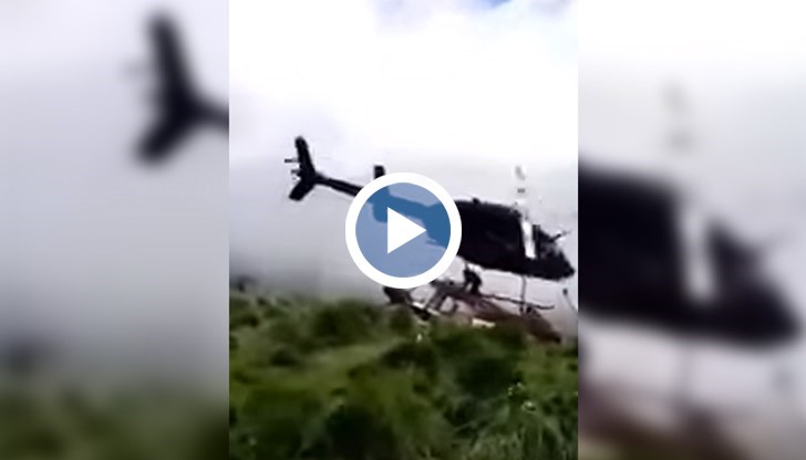 Докато спасителите кръжали над пострадалия мъж, тяхната машина паднала и го премазала