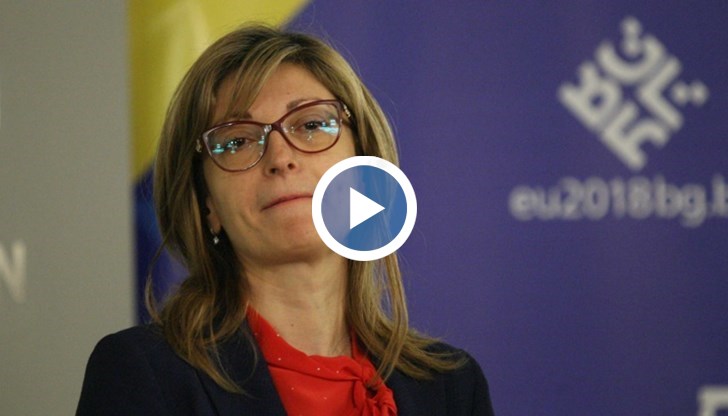 Предупреждава Асад, размахва пръст на Русия, говори на ухо на всички световни лидери. Господи, каква жена! Каква камбанария!