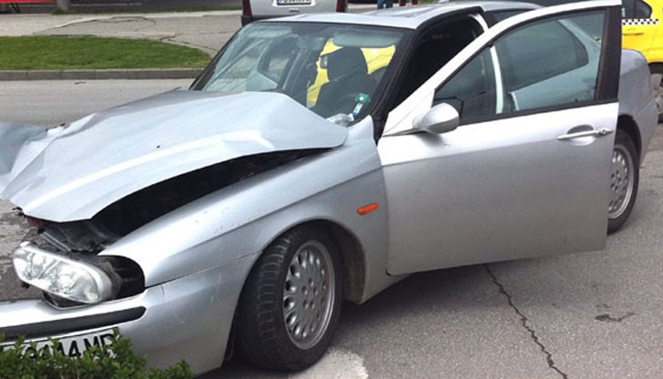 Шофьорът е леко пострадал / Снимката е илюстративна Шофьорът е леко пострадал / Снимката е илюстративна