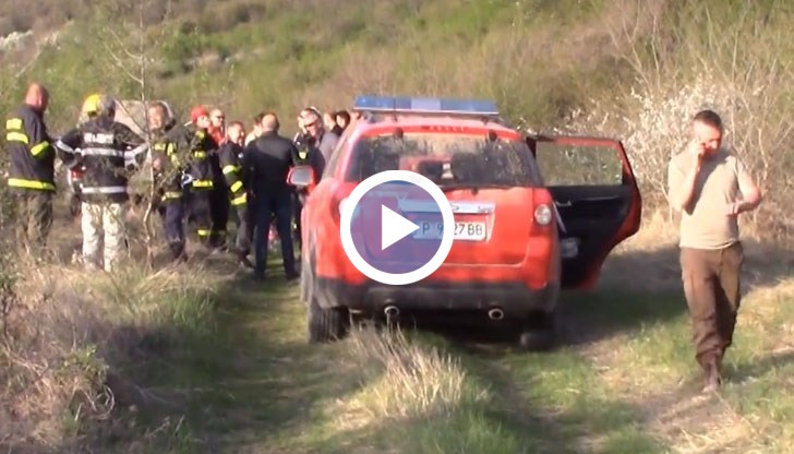 Успяват да спрат пожара на границата с горски масив