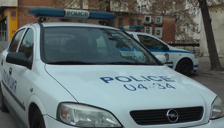 Движещият се в посока към Русе лек автомобил блъска последователно две коли, спрели извън платното за движение Движещият се в посока към Русе лек автомобил блъска последователно две коли, спрели извън платното за движение