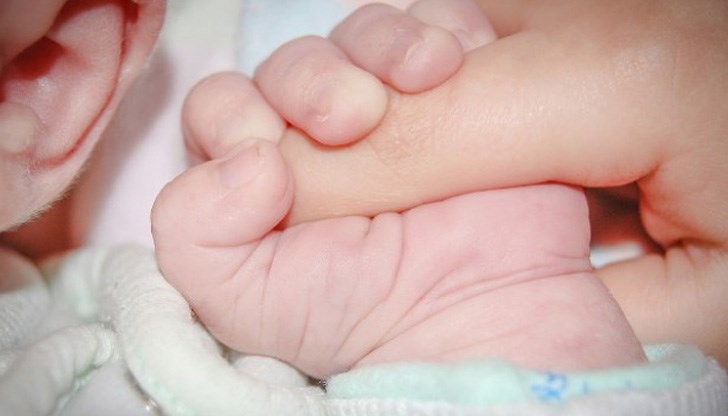 Бебето тежи близо четири килограма и е високо 53 сантиметра