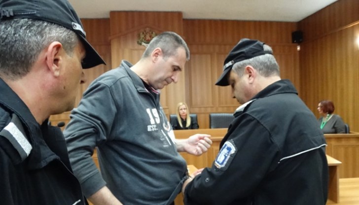 Венцислав Караджов, който е обвинен в екзекуцията на родителите си, е счупил крака си
