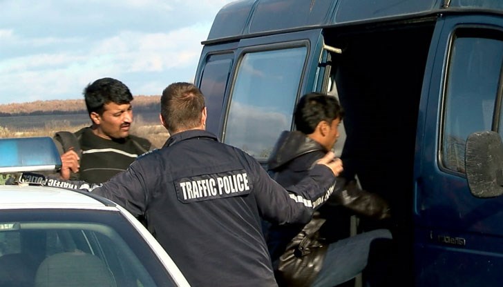 Полицаите настигнали микробуса и намерили 17 нелегални мигранта в него / Снимката е илюстративна