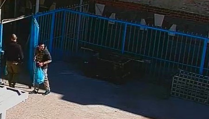 Рецидивистите натикват оръжието в лицето му и започват да крещят "Отваряй, отваряй" Рецидивистите натикват оръжието в лицето му и започват да крещят "Отваряй, отваряй"