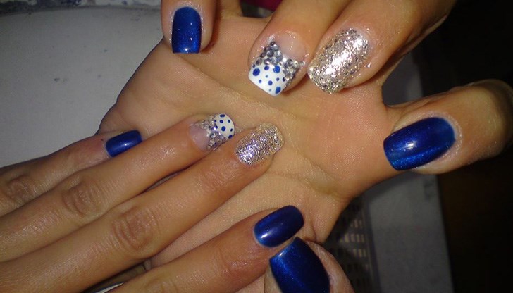 Въртите ли шишенцето с лак преди да го нанесете върху ноктите? Въртите ли шишенцето с лак преди да го нанесете върху ноктите?