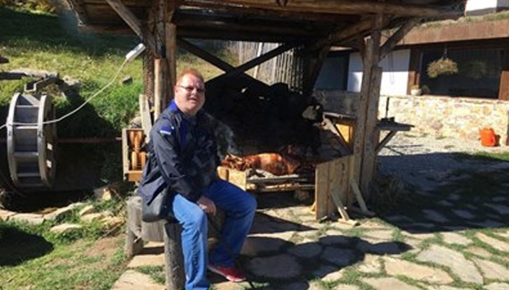 Световноизвестен английски радиоводещ води предаванията си в интернет радиа на три континента от къщата си