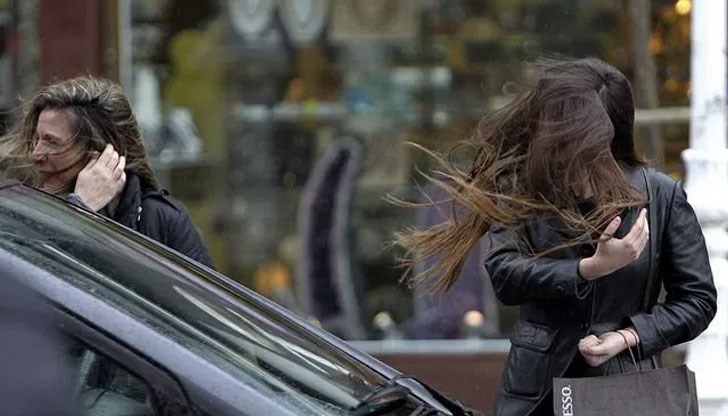 Пострадало е пано на рекламен билборд по пътя Русе – Бяла Пострадало е пано на рекламен билборд по пътя Русе – Бяла