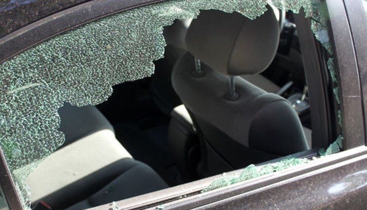 Полицаите изясняват три случая на нанесени щети на леки автомобили