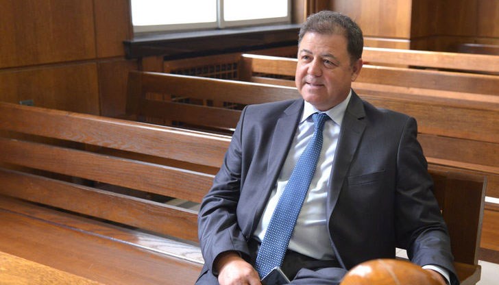 Ексминистърът на отбраната бе подсъдим за ощетяване на държавата с 250 000 лева Ексминистърът на отбраната бе подсъдим за ощетяване на държавата с 250 000 лева