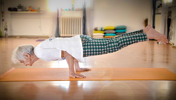 86 годишната жена иска да покаже уникалните ефекти от йога върху тялото ни