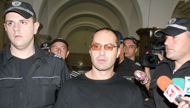 Надзирателите не успяха да помръднат и уши, докато жената смело преследваше въоръжените бегълци с метла в ръце