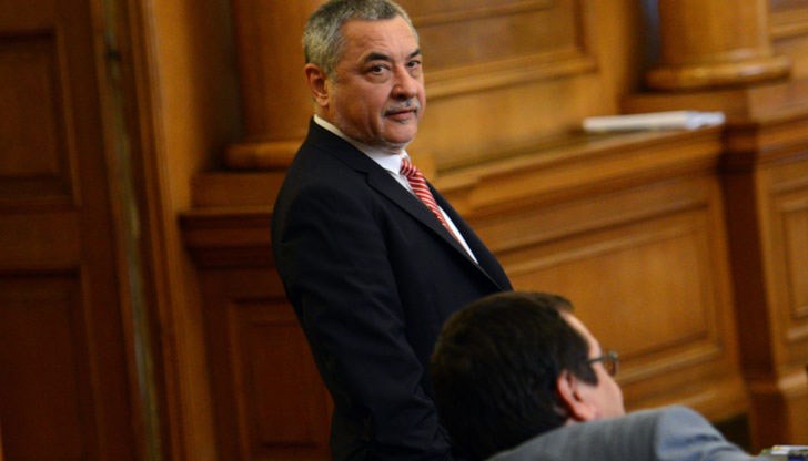 Ще се разгледа възможността да се пуши в обособени помещения в местата за хранене и развлечения