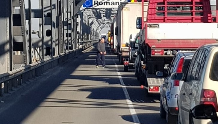 Колоната от автомобили на изхода за Румъния е стигнала 2 километра