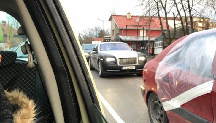 Тук или всички сме много бедни, или скандално богати