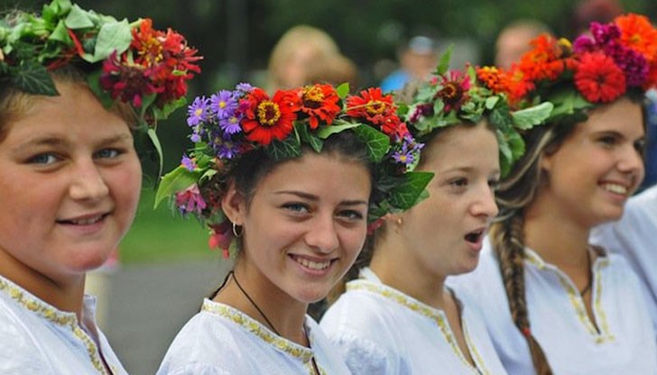 На този ден се изпълняват обичаи за дъжд и плодородие