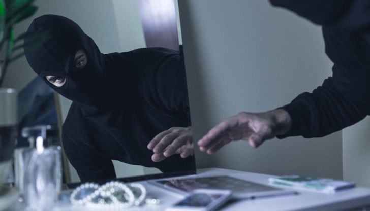 В апартамента е проникнато през терасата след повреждане на дограма