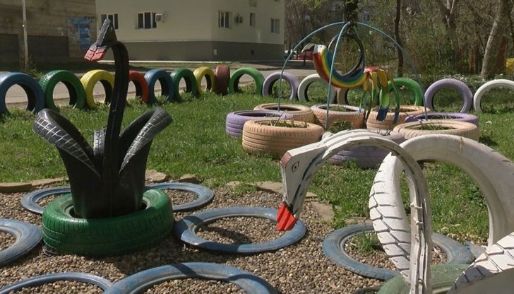 Теодора и Георги са намерили начин да превърнат непривлекателната тревна площ в оригинално творение