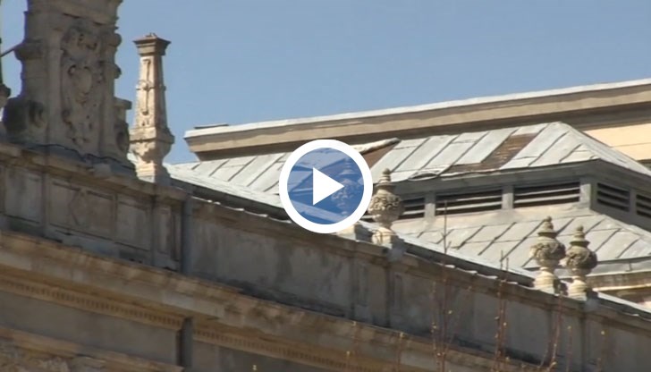 Oт покрива се откъснаха ламарини, а от фасадата му падат каменни късове