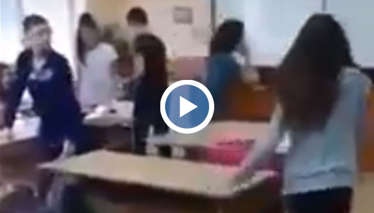 Седмокласничка удря, блъска и обижда, а никой от съучениците ѝ не я спира