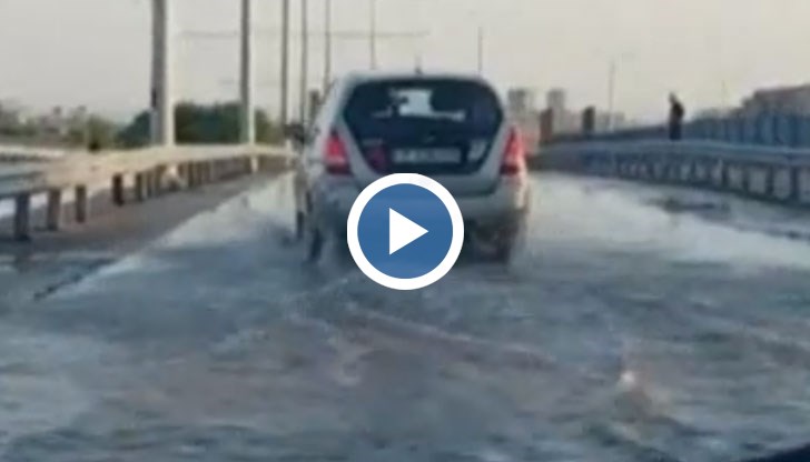 Водата е заливала двете платна за движение и пътуващите за работа са били изправени пред голямо водно препятствие