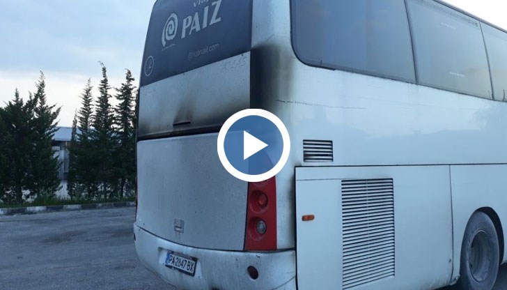 Шофьорът и служителите от близката бензиностанция успели да загасят с пожарогасители пламъците в двигателния отсег на превозното средство