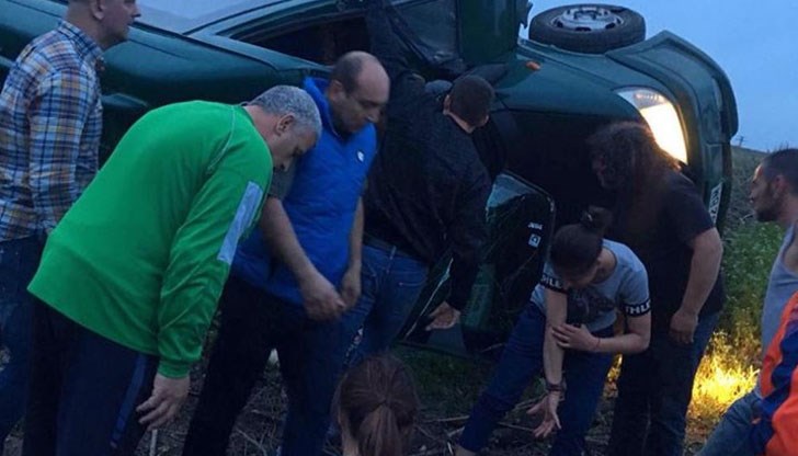 Първи снимки от инцидента с микробус, пълен с деца