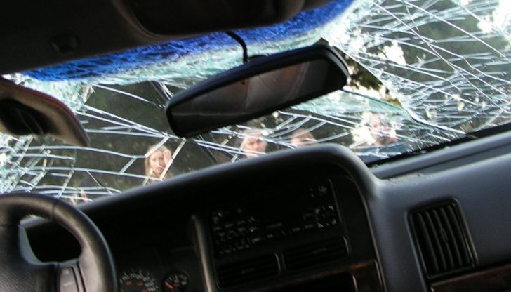 Колата е със счупено обзорно стъкло и срязани две гуми