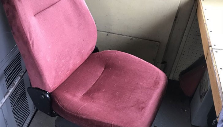 Причината за подмяната е появата като първо в социалните мрежи, а след това и в медиите на снимки от кабини на локомотиви със седалка в окаяно състояние