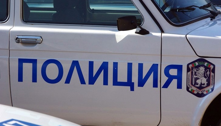 Криминалисти поставиха на колене двама души