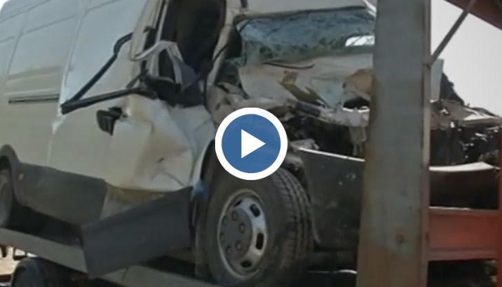 Удариха се два тира и тежкотоварен бус