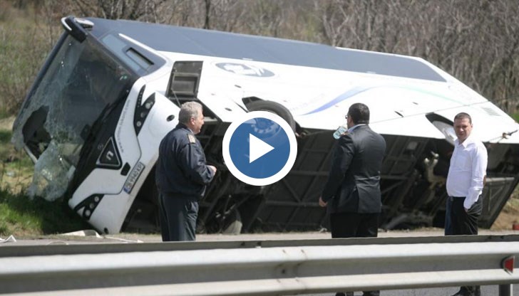 Той лично е видял автобуса в канавката с извити надясно гуми